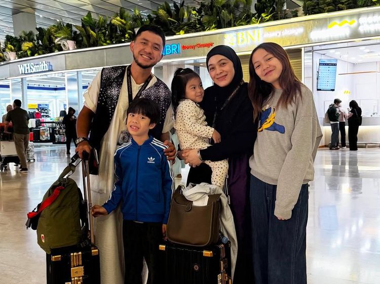 Dian Ayu Berangkat Haji dengan Omesh, Penuh Haru Tinggalkan 3 Anak