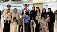 Dian Ayu dan Omesh diantar sanak keluarga untuk berangkat haji. (Foto: dok Instagram)