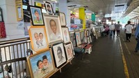 Hasil karya Pak Diman dipajang belatar tiang pembatas kawasan basement mall itu. Foto potrait tokoh hingga selebritas tampak paling dominan (Rumondang/detikcom).