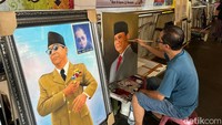 Diman mengaku sudah melukis di depan Blok M Square sejak 2009. Dia telah melukis wajah Bung Karno berulang kali dan laku terjual (Rumondang/detikcom)