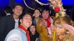Para Artis Berzodiak Aries Berpesta, Seru Banget Cosplay Karakter 90-an