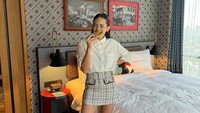 Enzy Storia pada awal Mei lalu memperlihatkan kaki kanan cedera yang membuatnya butuh bantuan tongkat untuk berjalan. Kini dilihat dari Instagram, ia sudah mulai bisa berjalan. (Foto: dok Instagram)