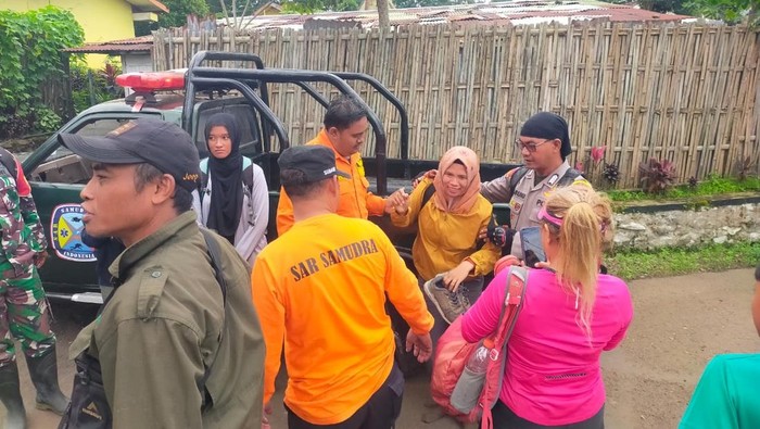 Evakuasi para pendaki yang tersesat di Gunung Arjuno