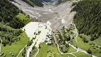 Desa Blatten di kanton Valais, Swiss bagian selatan, tertimbun reruntuhan gletser dari Pegunungan Alpen. Namun menariknya, warga di sekitarnya berhasil selamat berkat pemantauan para ahli. (Foto: Associated Press)