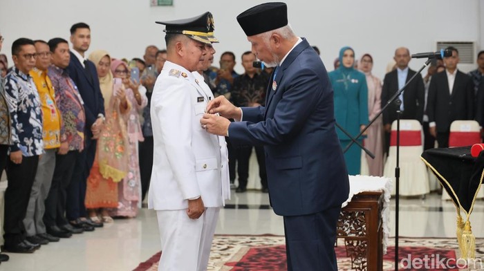 Gubernur Mahyeldi saat melantik Welly Suhery-Parulian sebagai Bupati dan Wakil Bupati Pasaman.  (Foto: Jeka Kampai/detikSumut).