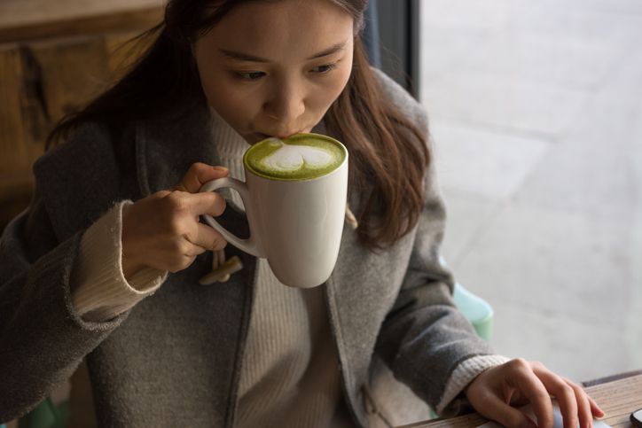 Ilustrasi minum matcha