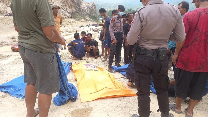 Insiden longsor di lokasi tambang batu alam Gunung Kuda Cirebon