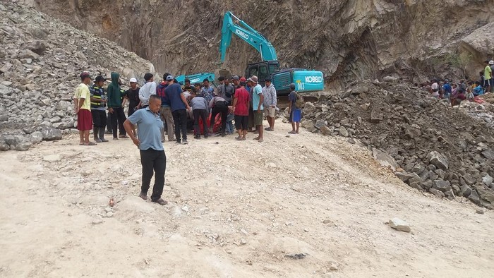 Insiden longsor di lokasi tambang batu alam Gunung Kuda Cirebon