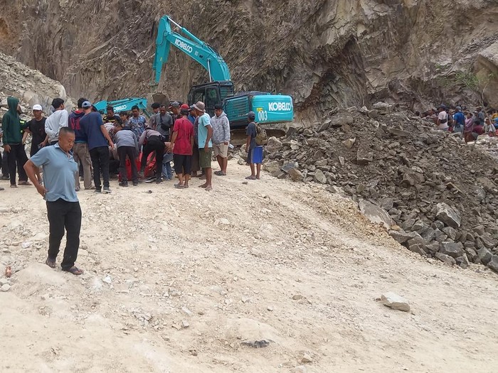 Insiden longsor di lokasi tambang batu alam Gunung Kuda Cirebon Insiden longsor di lokasi tambang batu alam Gunung Kuda Cirebon