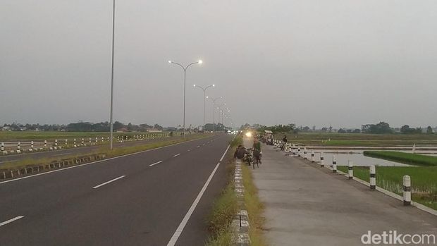 Jalan akses Tol Batang atau di interchange exit Tol Batang, yang viral dipakai untuk balap liar, Jumat (30/5/2025).