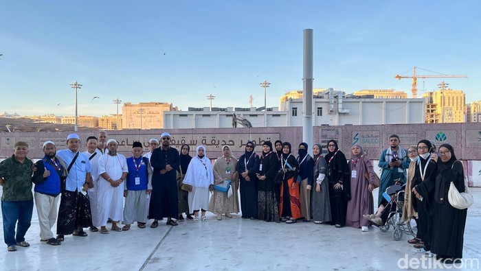 Jemaah haji Aida Tourindo ziarah ke sekitar Masjid Nabawi, Kamis (29/5/2025).