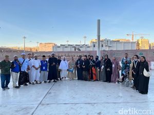 Jemaah Aida Tourindo Ziarah Sekitar Masjid Nabawi, Terharu di Baqi