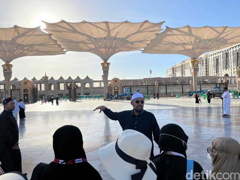 Jemaah haji Aida Tourindo ziarah ke sekitar Masjid Nabawi, Kamis (29/5/2025).