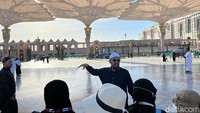 Dipandu oleh pembimbing haji Syekh Fikri Thoriq, jemaah Aida Tourindo Wisata diajak belajar sejarah berbagai area di Masjid Nabawi. Foto: Eny Kartikawati/Wolipop