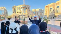 Dari Saqifah Bani Sa’idah, jemaah haji Aida Tourindo berjalan kaki menuju tiga masjid yang berada di dekat Masjid Nabawi. Tiga masjid itu adalah Masjid Ali bin AbiThalib, Masjid Abu Bakar, Masjid Ghamamah. Foto: Eny Kartikawati/Wolipop