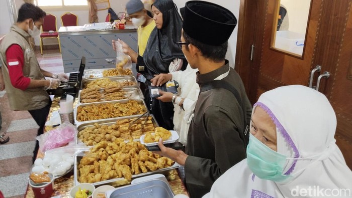 Jemaah haji Indonesia mengikuti salat Jumat berjemaah dengan khusyuk di hotel. Usai salat, jemaah haji tampak berburu soto hingga gorengan (Haris/detikcom)