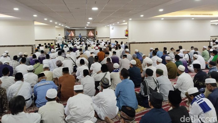 Jemaah haji melaksanakan Salat Jumat di hotel (Haris Fadhil/detikcom)