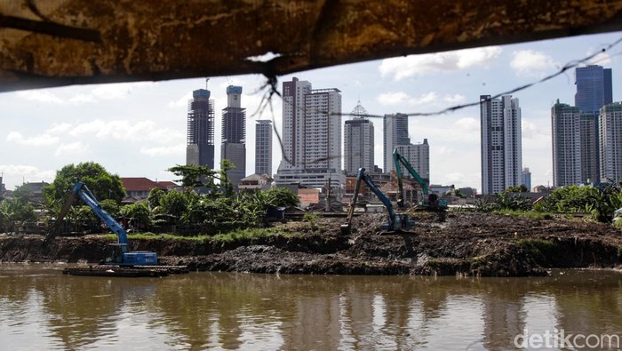 Kali Ciliwung di Kebon Melati Disorot Pramono, Pengerukan Digas Sejumlah alat berat dikerahkan mengeruk Kali Ciliwung di Kebon Melati, Jakarta, Jumat (30/5/2025). Gubernur Jakarta Pramono Anung menyoroti persoalan di kawasan itu ialah kondisi sungai yang tidak terawat.