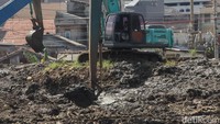 Pramono menjelaskan masalahnya alat berat sulit masuk ke kawasan itu karena padat dengan bangunan. Lebar jalan hanya sekitar 2,5 meter, kemudian kampung itu dipisahkan oleh rel kereta api.
