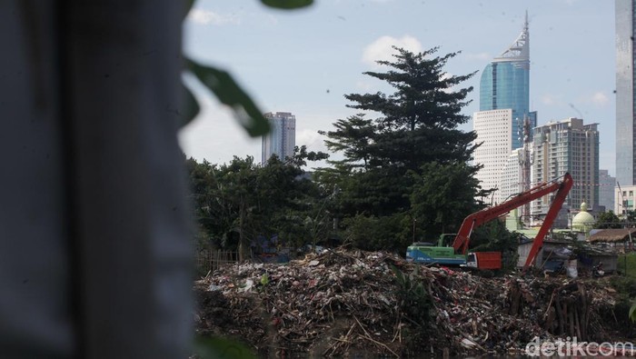 Kali Ciliwung di Kebon Melati Disorot Pramono, Pengerukan Digas Sejumlah alat berat dikerahkan mengeruk Kali Ciliwung di Kebon Melati, Jakarta, Jumat (30/5/2025). Gubernur Jakarta Pramono Anung menyoroti persoalan di kawasan itu ialah kondisi sungai yang tidak terawat.