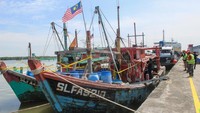 Kementerian Kelautan dan Perikanan (KKP) berhasil menangkap dua kapal ikan asing berbendera Malaysia yang kedapatan melakukan penangkapan ikan secara ilegal di wilayah perairan Selat Malaka. Penangkapan tersebut dilakukan dalam operasi pengawasan sumber daya kelautan dan perikanan yang rutin digelar oleh aparat KKP. (ANTARA FOTO/Fransisco Carolio)