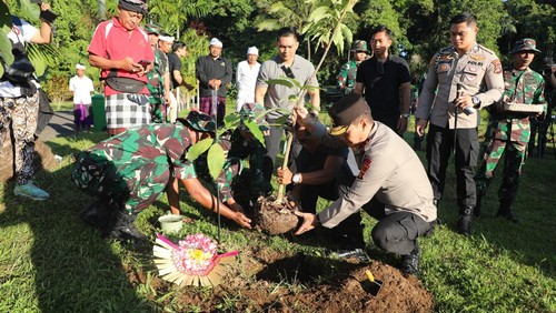 Kapolda Bali, Irjen Daniel Adityajaya, ikut menanam pohon dalam peringatan Hari Bakti ke-68 Kodam IX/Udayana 2025 di Kebun Raya Gianyar, Desa Kerta, Kecamatan Payangan, Jumat (30/5/2025). (Dok. Polda Bali)