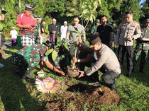 Kapolda Bali Ikut Tanam Pohon di Peringatan Hari Bakti ke-68 Kodam Udayana