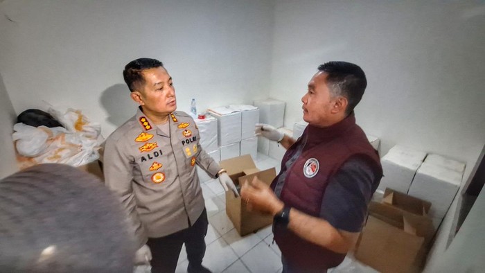 Kapolresta Bandung Kombes Aldi Subartono, dan Kasat Narkoba Polresta Bandung Kompol Agus Susanto saat melakukan penggerebekan gudang obat-obatan terlarang beberapa waktu lalu