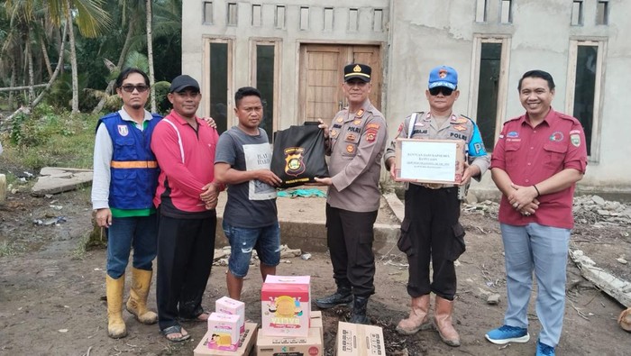 Kapolsek Muara Padang, AKP M Firmansyah memberikan bantuan terhadap korban bencana angin Puting Beliung,