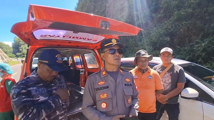 Kapolsek Tepus, AKP Solechan saat memberikan keterangan tentang pria diduga loncat dari jembatan setinggi 60 meter di JJLS Gunungkidul, Jumat (30/5/2025).