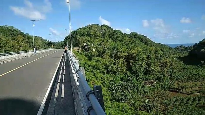 Kapolsek Tepus, AKP Solechan saat memberikan keterangan tentang pria diduga loncat dari jembatan setinggi 60 meter di JJLS Gunungkidul, Jumat (30/5/2025).