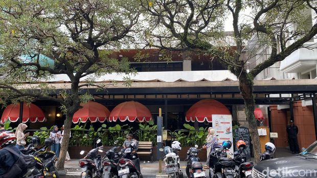 Kawasan ramai turis di Jalan Braga Bandung dan juga daya tarik bangunan heritagenya