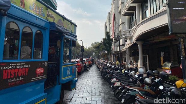 Kawasan ramai turis di Jalan Braga Bandung dan juga daya tarik bangunan heritagenya