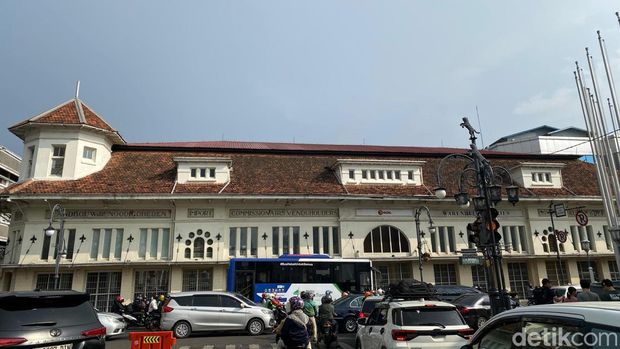 Kawasan ramai turis di Jalan Braga Bandung dan juga daya tarik bangunan heritagenya