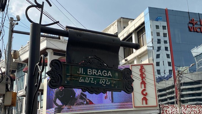 Kawasan ramai turis di Jalan Braga Bandung dan juga daya tarik bangunan heritagenya