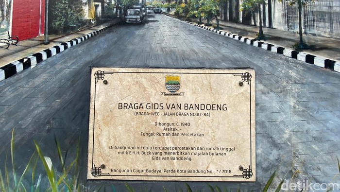 Kawasan ramai turis di Jalan Braga Bandung dan juga daya tarik bangunan heritagenya