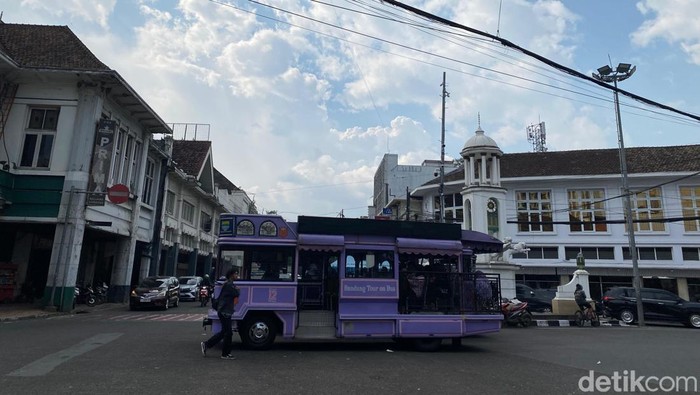 Kawasan ramai turis di Jalan Braga Bandung dan juga daya tarik bangunan heritagenya