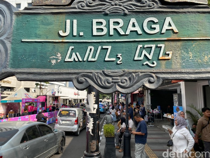 Kawasan ramai turis di Jalan Braga Bandung dan juga daya tarik bangunan heritagenya