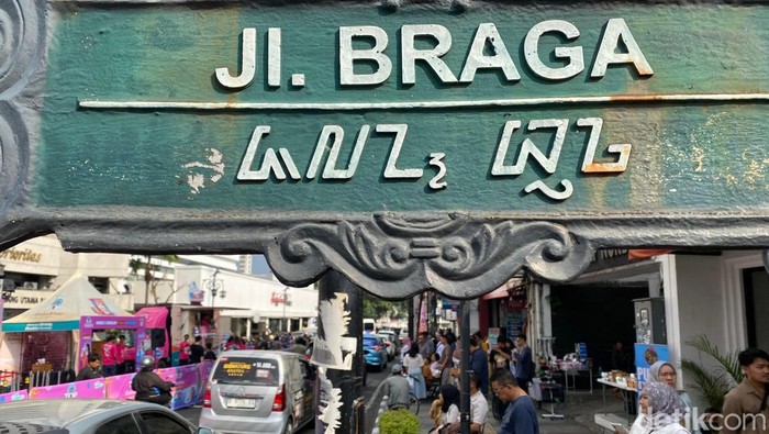Kawasan ramai turis di Jalan Braga Bandung dan juga daya tarik bangunan heritagenya