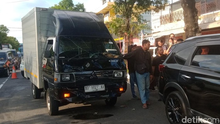 Mobil yang terlibat kecelakaan di jalan Veteran, Klaten.