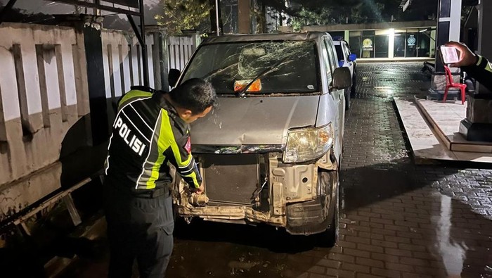 Kecelakaan lalu lintas tunggal mobil siaga desa terjadi di Desa Bojong, Klapanunggal, Bogor. (dok. ist)