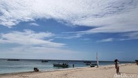 Untuk menikmati eksotisme Pulau ini, tak lengkap jika tidak membawa perlengkapan snorkling atau menyelam. Karena keindahan bawah laut pulau ini juga tak boleh dilewatkan.