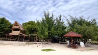 Dari wisata Bangsring Underwater hanya butuh waktu 8 menit menggunakan perahu motor cepat dan 15 menit menggunakan perahu motor.