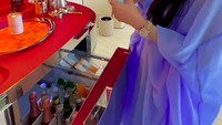 Tak kalah mewah ketika ia membagikan kamar hotel di Nujuma, a Ritz-Carlton Reserve. Kamar hotelnya dilengkapi dengan mini bar. Foto: Instagram @kiranalarasati