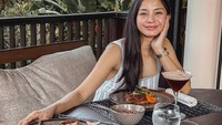 Terakhir ada momen kulinernya di Bali. Ia menikmati nasi merah dengan lauk ayam bakar dan dilengkapi dengan plecing kangkung. Foto: Instagram @kiranalarasati