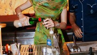Selain di Arab Saudi, ada juga momen kuliner mewahnya saat berkunjung di Shanghai, China. Ia bahkan berkesempatan membuat minuman di bar. Foto: Instagram @kiranalarasati