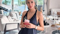 Minuman segar berwarna merah muda ini menjadi salah satu minuman yang dicicipi oleh Kirana Larasati di Nujuma, a Ritz-Carlton Reserve. Foto: Instagram @kiranalarasati
