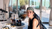 Selain itu, ia juga bisa menikmati fasilitas bersantai di restoran hotel. Restorannya ini langsung mengarah ke laut yang indah. Foto: Instagram @kiranalarasati