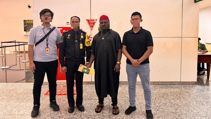 KUE dikawal di Bandara Internsional I Gusti Ngurah Rai sebelum terbang ke Nigeria, Senin (26/5/2025). (Dok Imigrasi Denpasar)