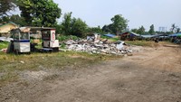 Foto: BMKG dibantu petugas Satpol PP membongkar posko GRIB Jaya yang dibangun di atas lahan BMKG pada Sabtu (24/5). Sedangkan polisi menangkap 17 orang terkait kasus tersebut (Adrial/detikcom)